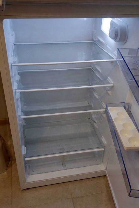 Продавам хладилниk с фризер BEKO