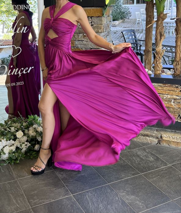 Официална сатенена рокля