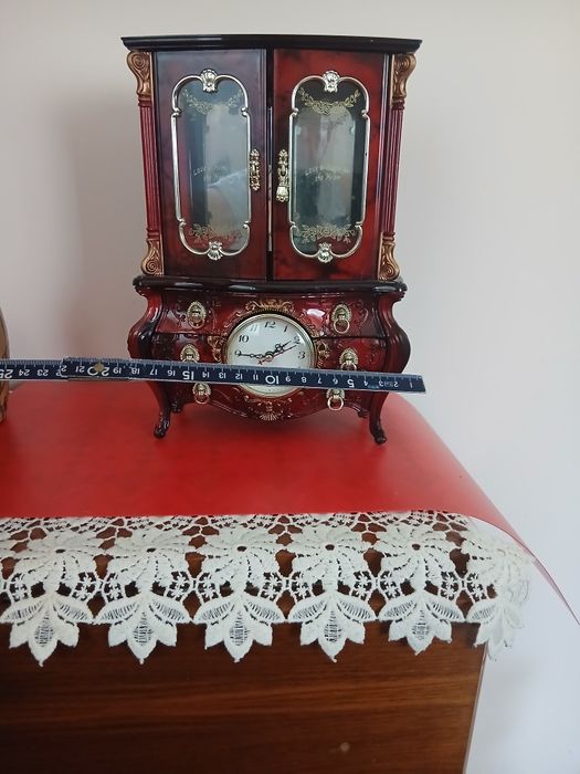 Dulap in miniatura,pentru bijuterii,cu ceas si cutie muzicala.