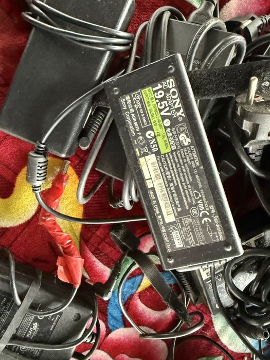 Vând încărcătoare leptop diferite modele