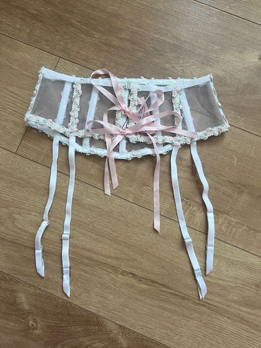 Portjartiera noua alba cu model floral Victoria’s Secret XS/S