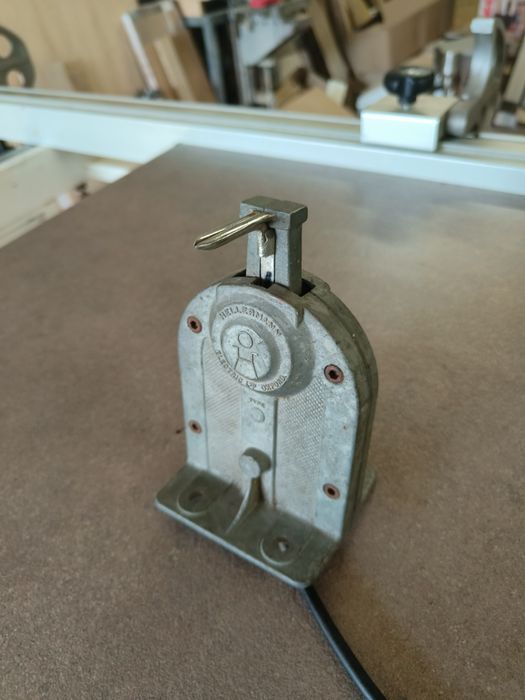 Уред за разтягане на гумени изолатори HELERMAN