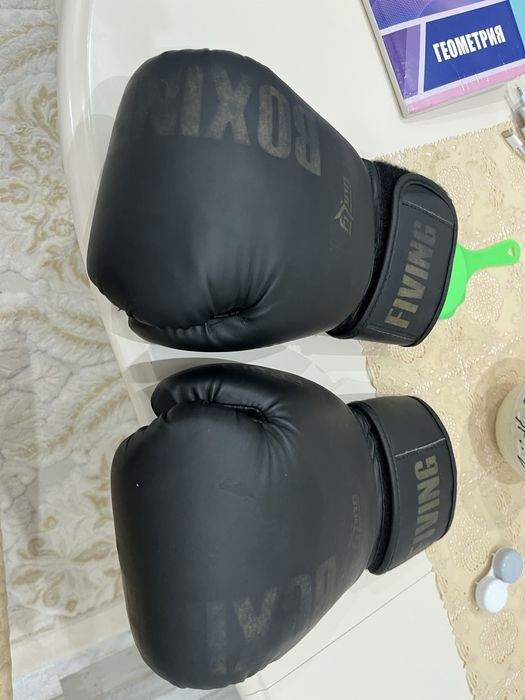 Черный боксерские перчатки