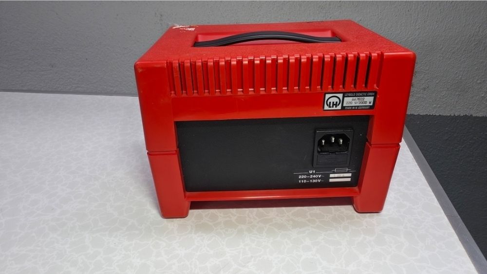 Трансформатор, регулатор и трифазен трансформатор за ниско напрежение.