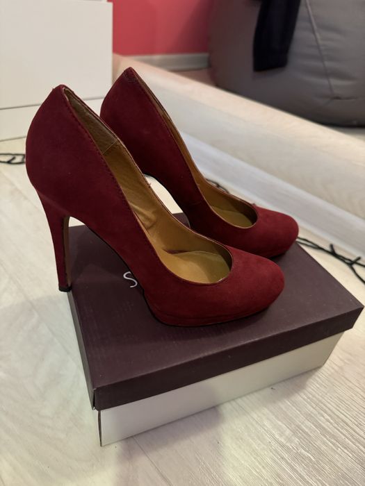 Червени велурени токчута