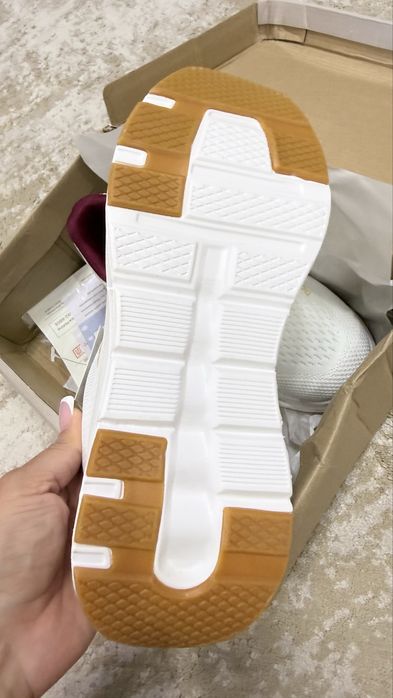 Продам новые кроссовки