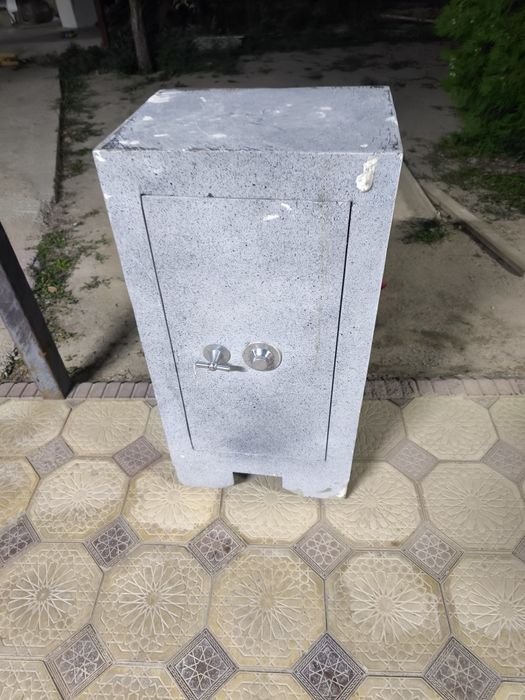 Сейф советский надёжный