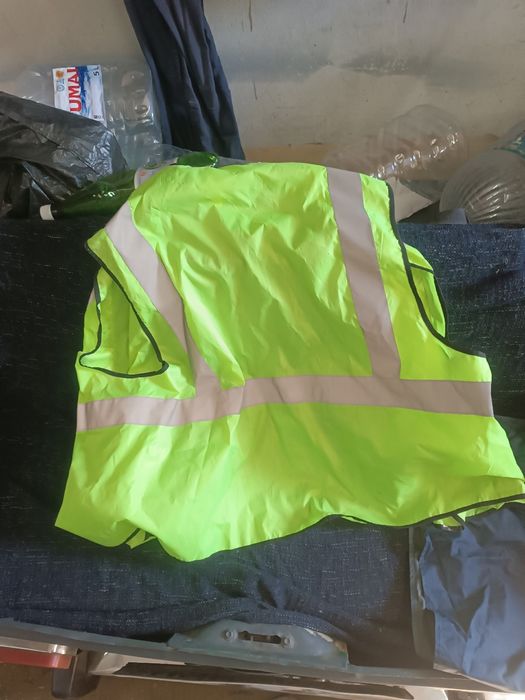 Продам жилет сигнальный
