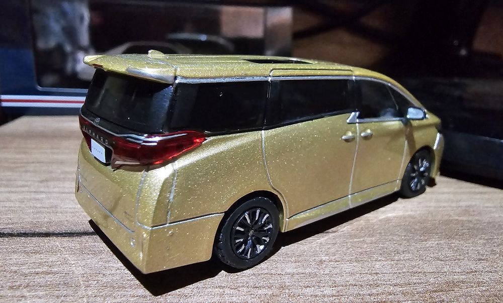Модель 1/64 Toyota Alphard 2023г. Japan