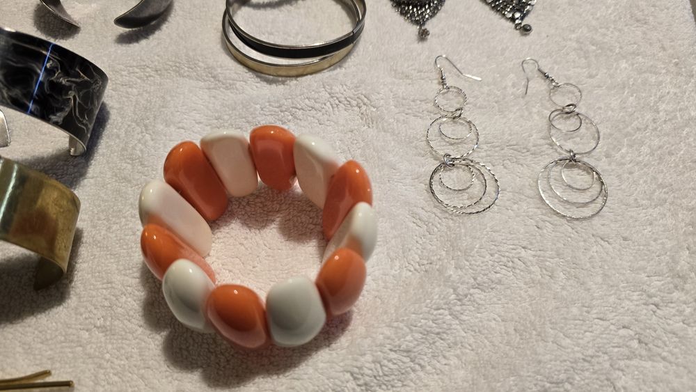 Разнообразие от бижута на цени от 2 до 5 евро за брой.