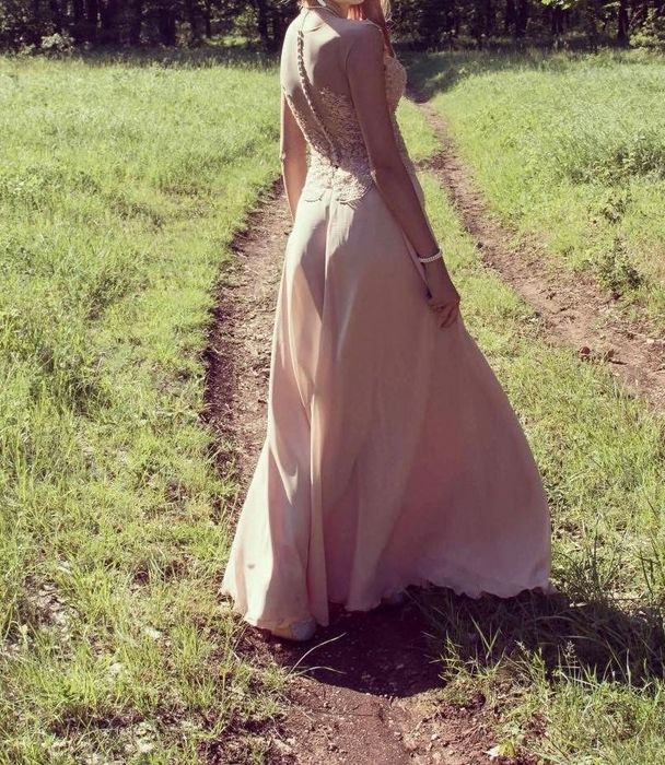 Продавам дълга бална рокля + подарък колие