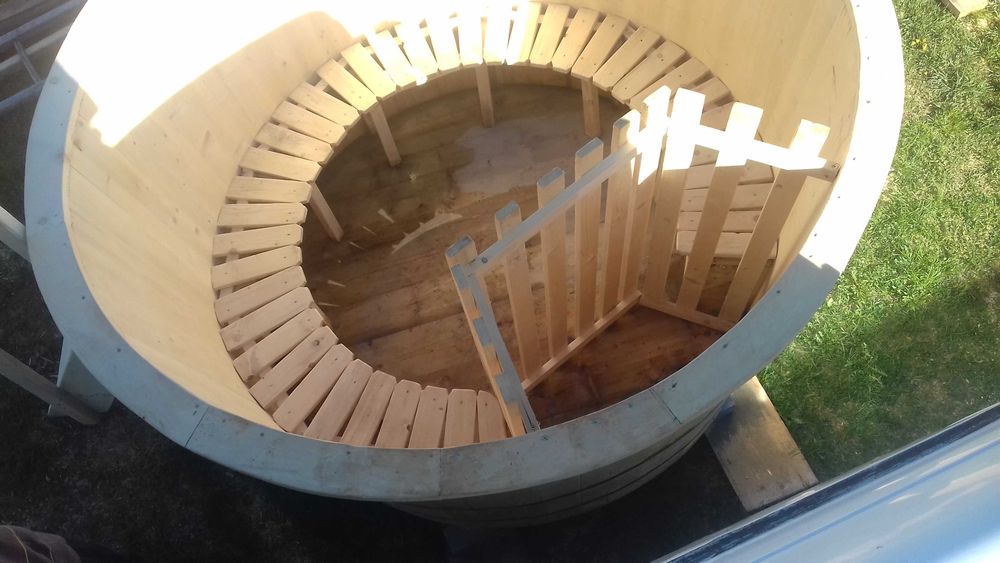 Ciubar/piscina din lemn