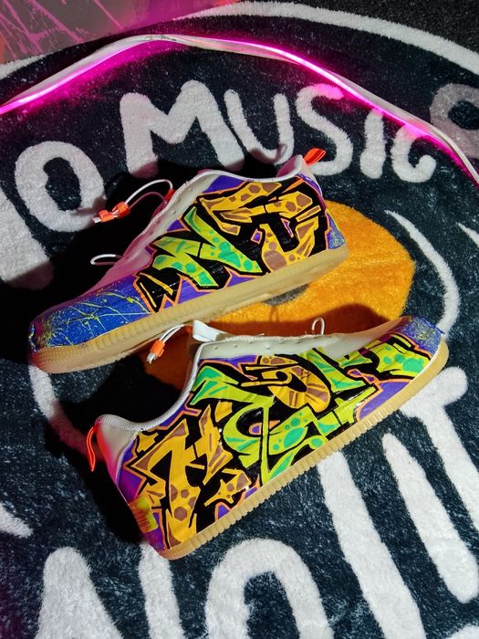 Роспись на одежде и кроссовках