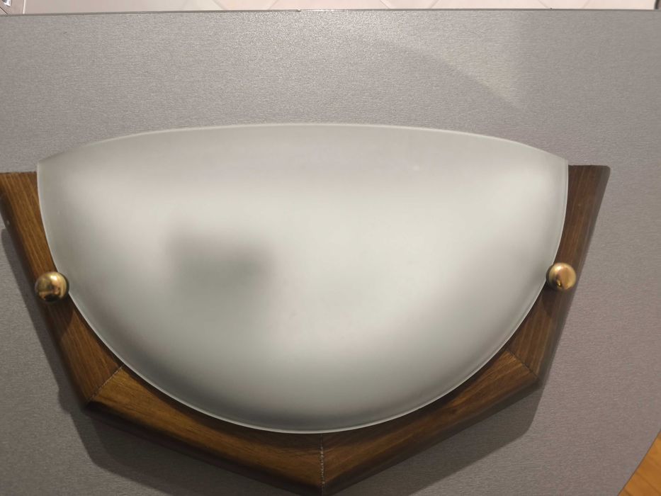 Нова стенна лампа