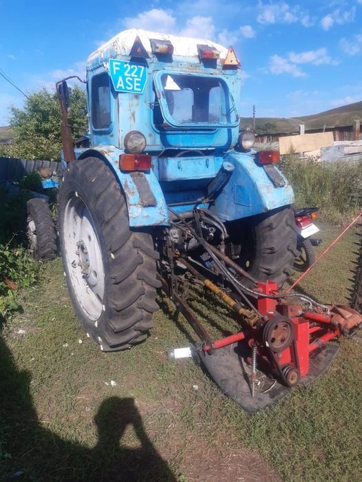 Трактор Т-40 вместе с косилкой