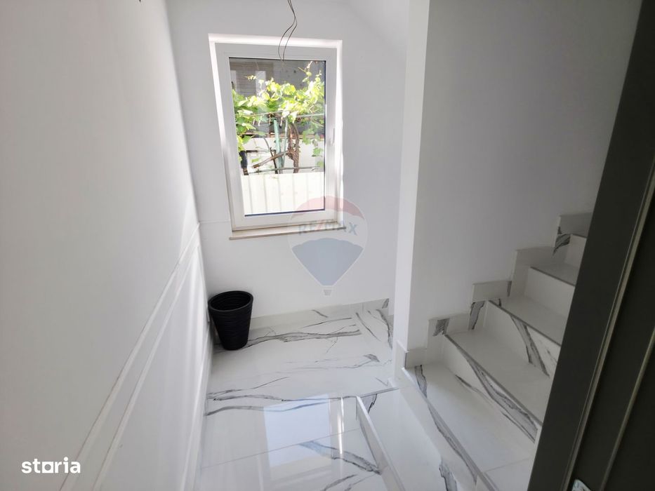 Apartament cu 5 camere de vânzare în zona Precista
