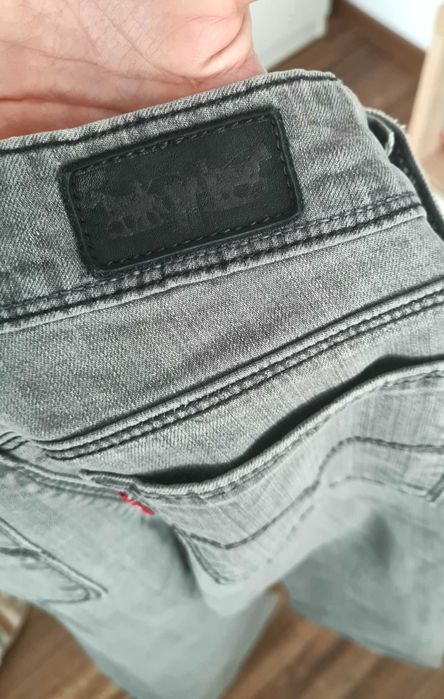 Blugi gri Levi's