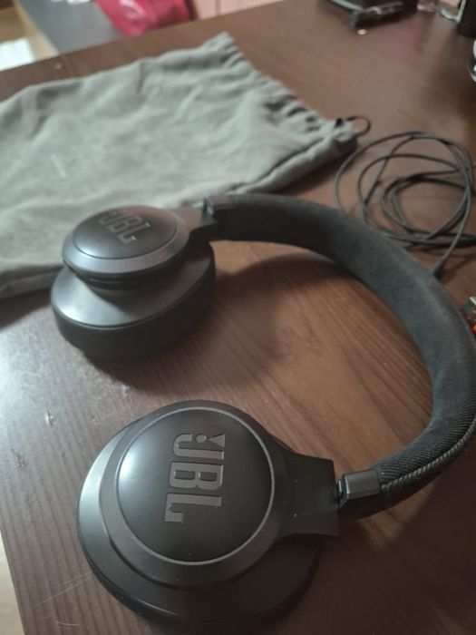 Слушалки JBL Live 770NC пълен комплект