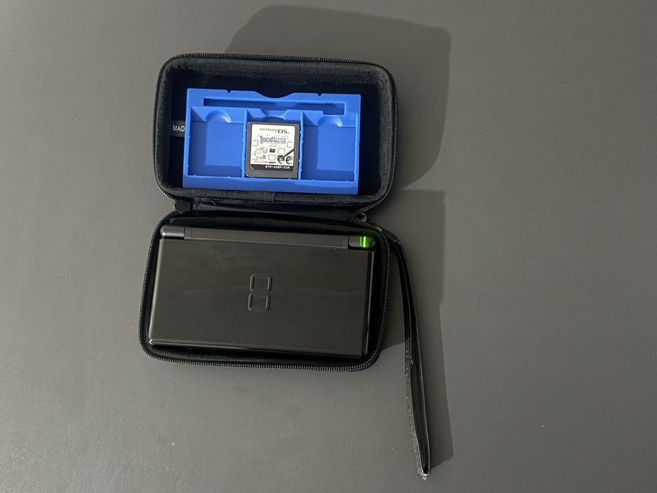 Nintendo DS Lite + 15 игри, 2 зарядни и калъф