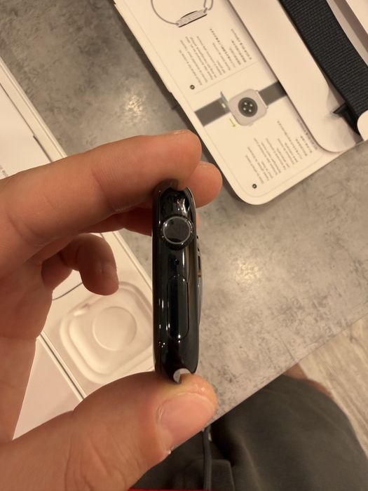 Продавам Apple Watch Series 10 (46 mm), цвят Jet Black + 2 години гаранция