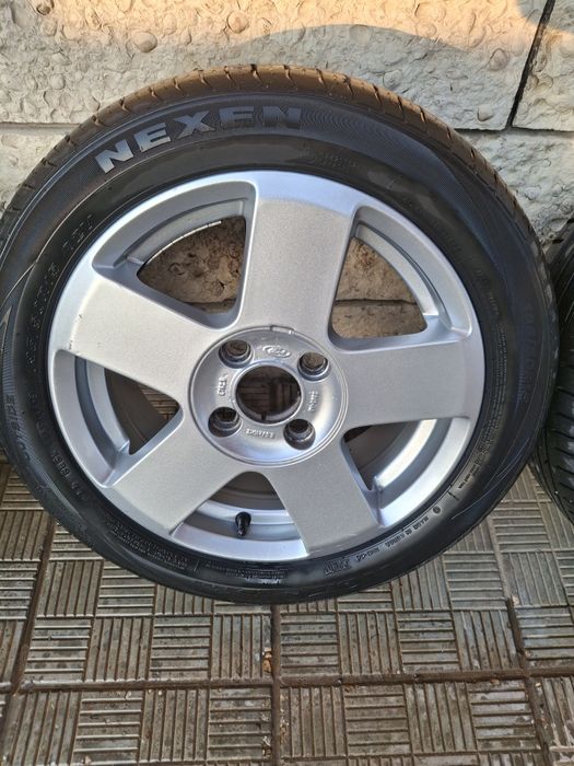 Оригинални джанти Форд 15 цола с летни гуми.