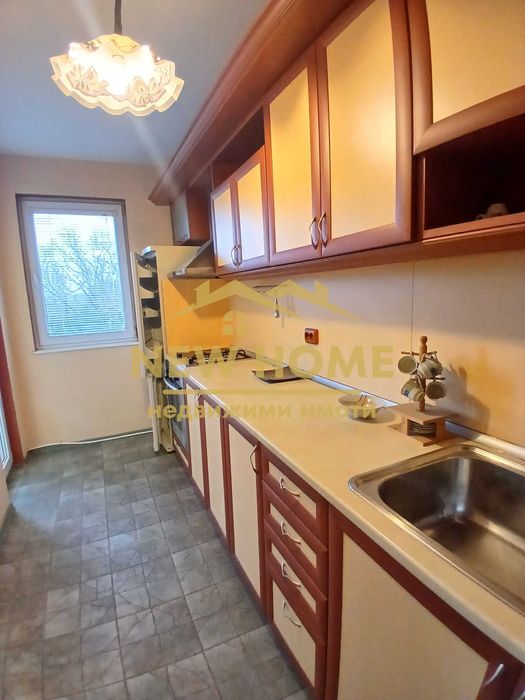 Светъл, слънчев, топъл апартамент под наем.