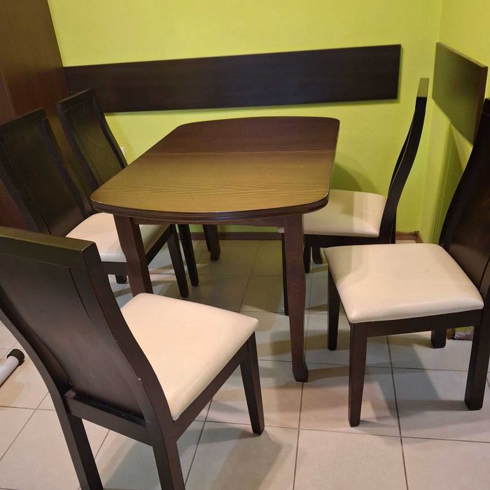 Маса и 6 стола  Масата и столовете са масивни.