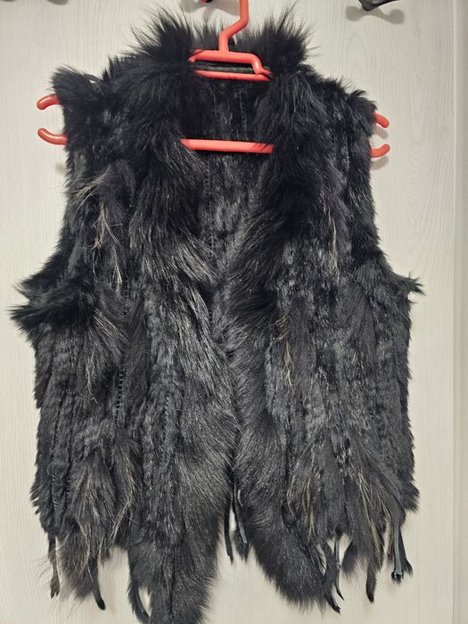 Vesta din blana naturala pe material tricotat
