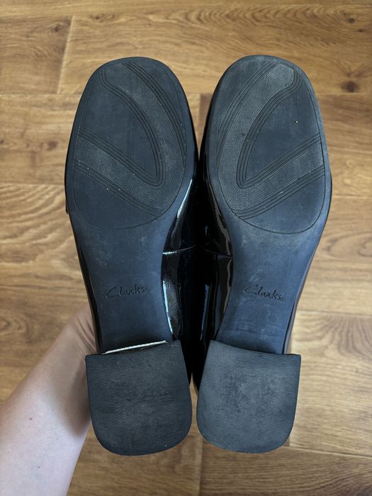 Черные лаковые лоферы Clarks