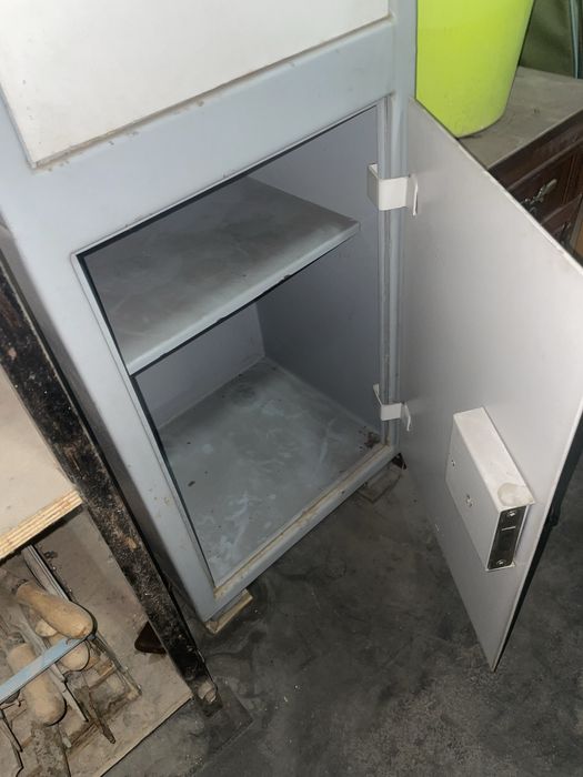 Металлический шкаф (сейф)