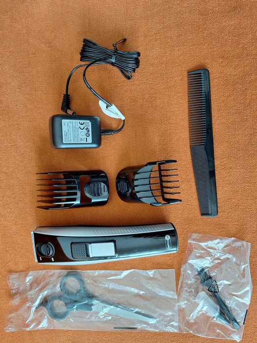 Aparat de tuns electric, alimentare  la baterii sau 220 V