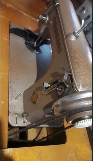 Продам швейную машинку