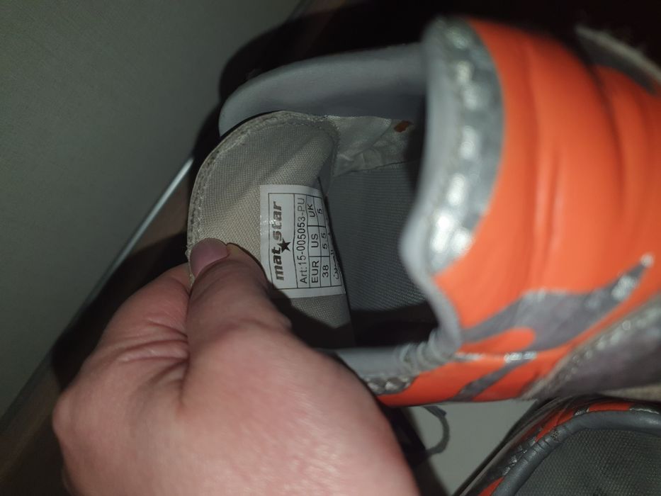 Футболни обувки за изкуствена трева