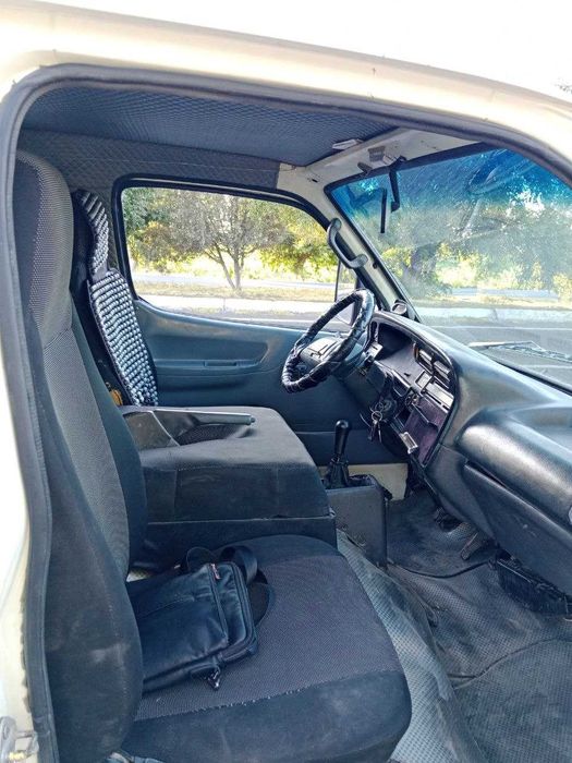 TOYOTA дубл кабина, грузовой сотилади.