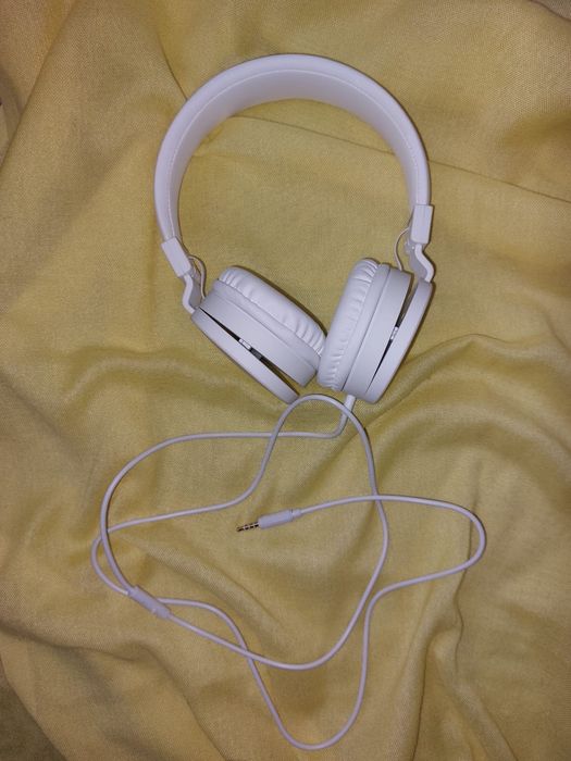 Проводной наушник