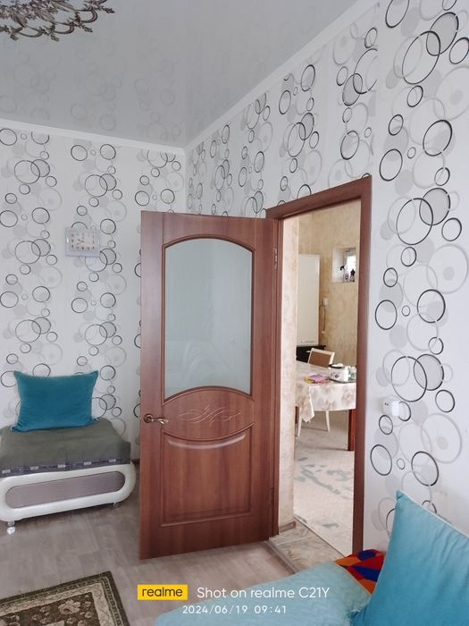 Есік қоңыр ішкі бөлмеге