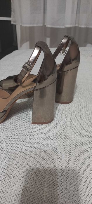 Сандали на ток stradivarius нови