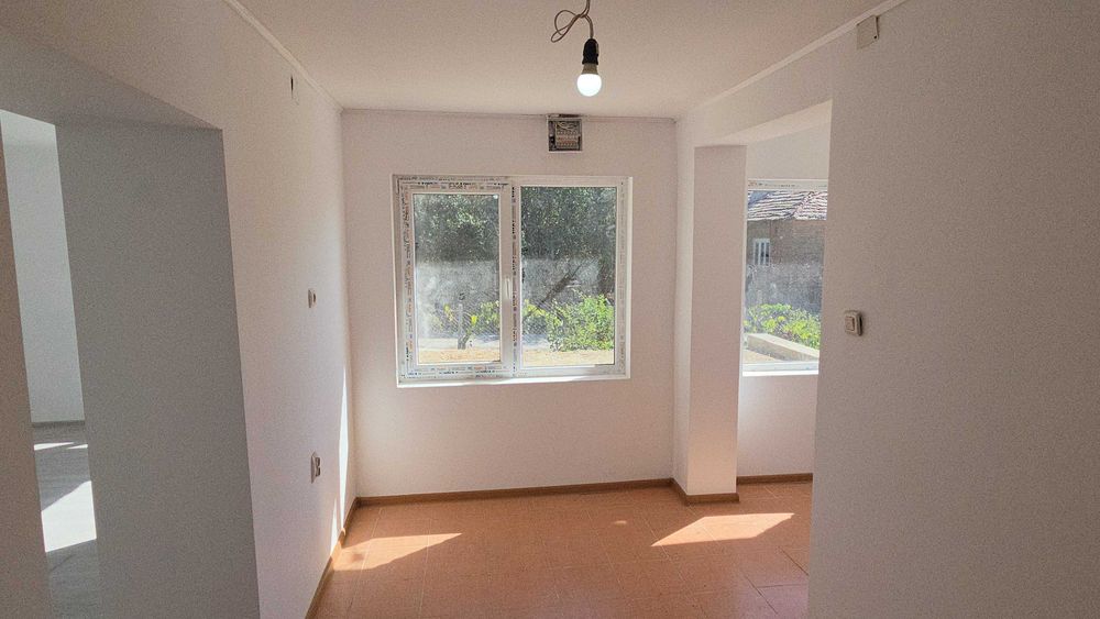 СОБСТВЕНИК продава реновирана къща на 60 км от Варна в село Червенци