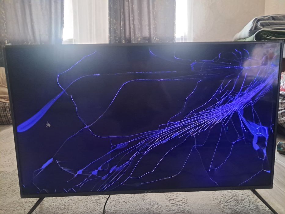 Телевизор KIVI 43” Smart TV — разбита матрица