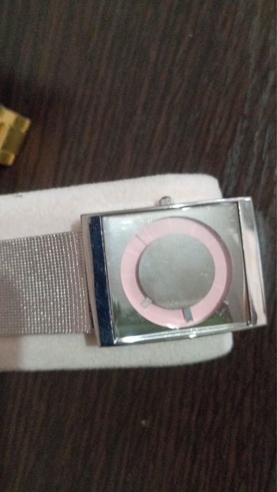 Продам женские новые часы