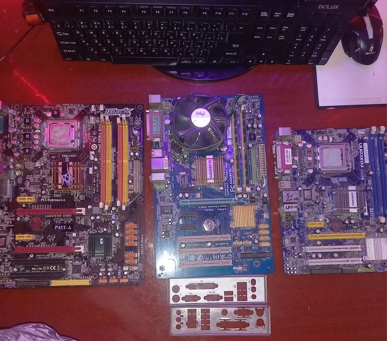 Комплект + мать. + проц. + кулер + озу
• Чипсет Intel P45
•