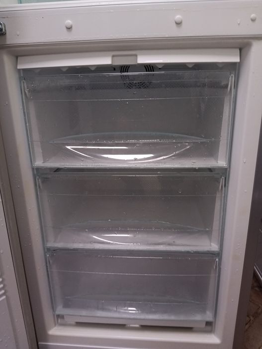 Сив комбиниран хладилник с фризер Liebherr с 2 години гаранция!