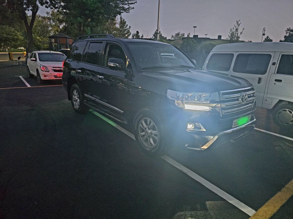 Tayota Land Kruiser Qora