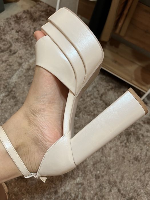 Туфли на высоком каблуке