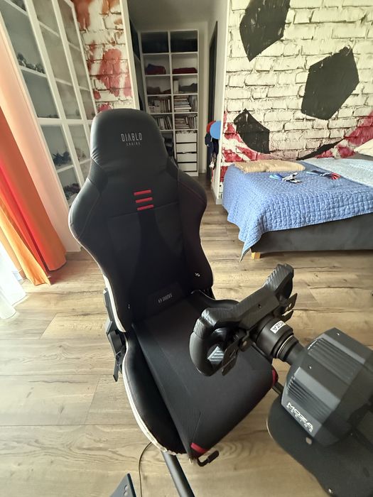 Cockpit Scaun Sim Racing Diablo Chairs xDrive | Compatibil MOZA, Fanatec, Logitech, Thrustmaster
