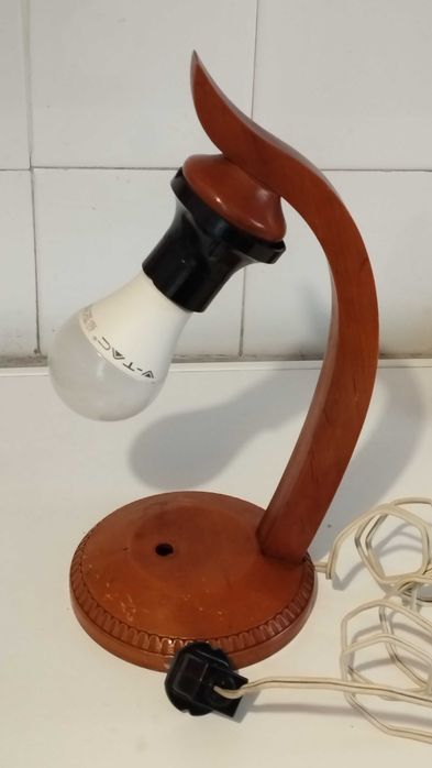 2 бр.нощни лампи с дървена основа.