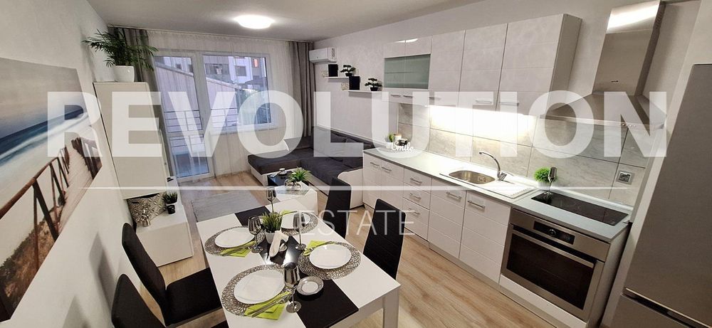 Тристаен апартамент в района на Трошево!