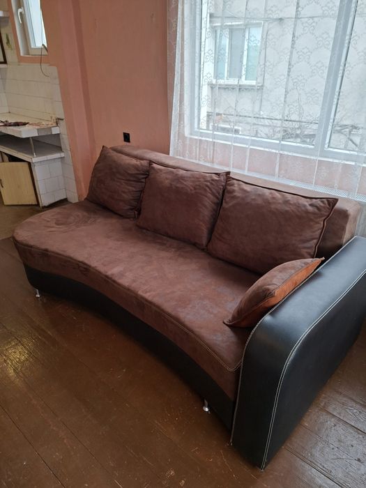 Продавам голям разтегателен диван.