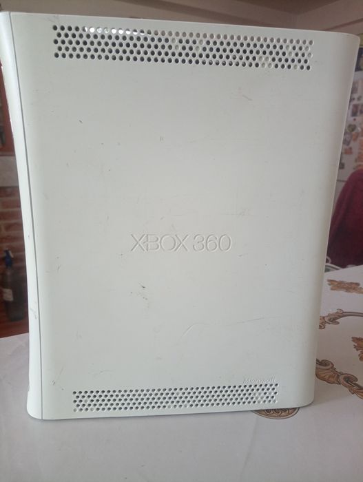 Xbox 360 , nu citeste cd urile , in rest e functional+joc fifa 09