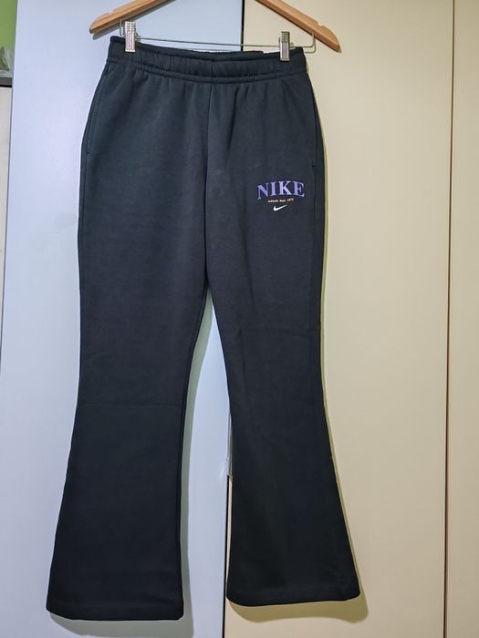 Ново долнище Nike